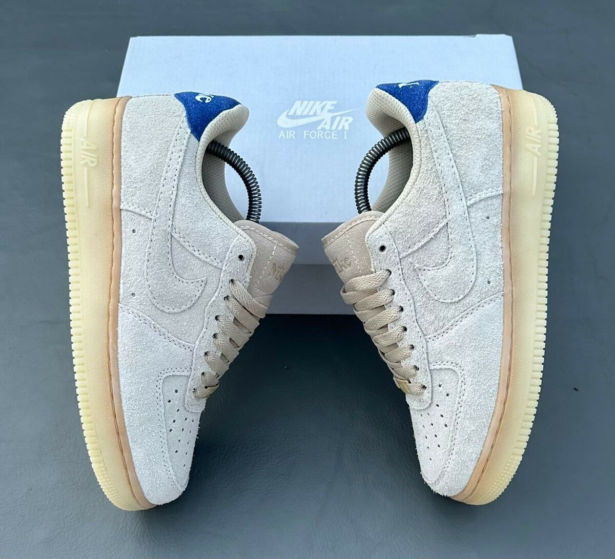 Sneakers en daim beige Nike
