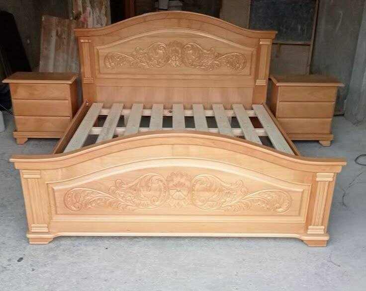 Lit en bois sculpté