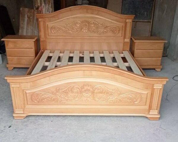 Lit en bois sculpté