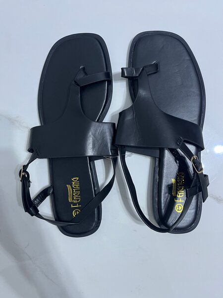 Sandales en cuir noir élégantes