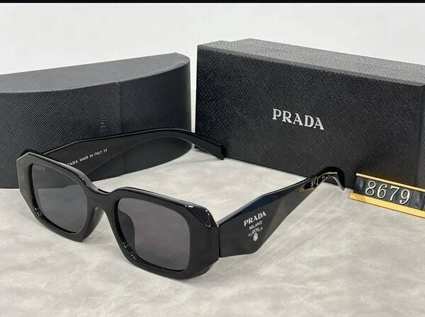 Lunettes de soleil Prada noires