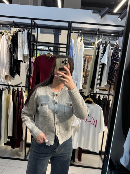 Кардиган, пуговицы рабочие. На сейчас на весну идаельно