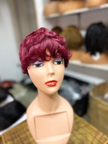 Perruque courte bouclée rouge