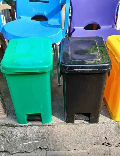 Poubelles à pédale colorées