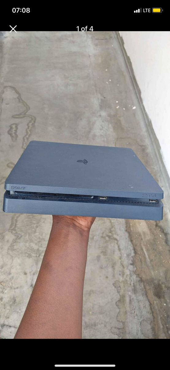 Ps 4 with 5 games and 2 controller