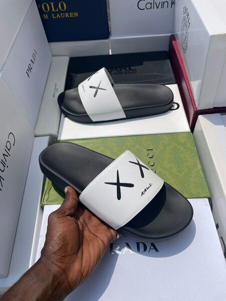 Tongs modernes homme