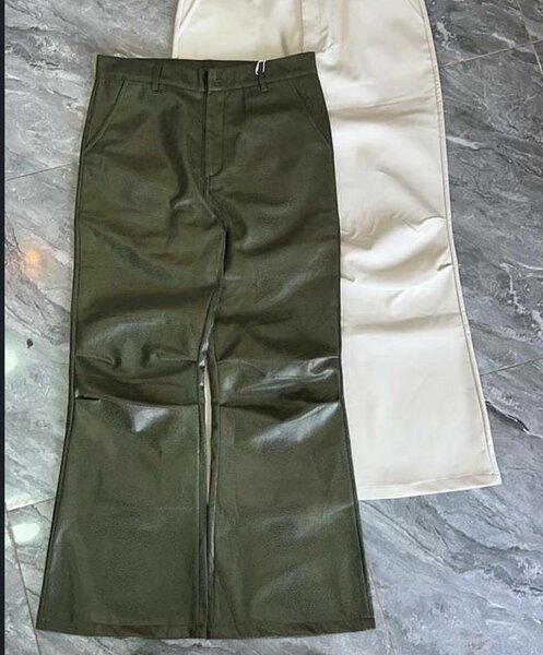 Pantalon évasé en similicuir