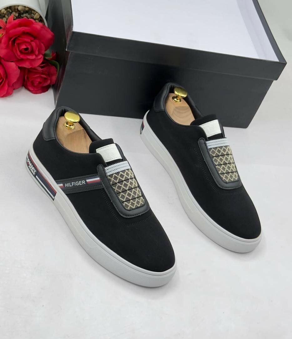 TOMMY HILFIGER BLACK AND WHITE