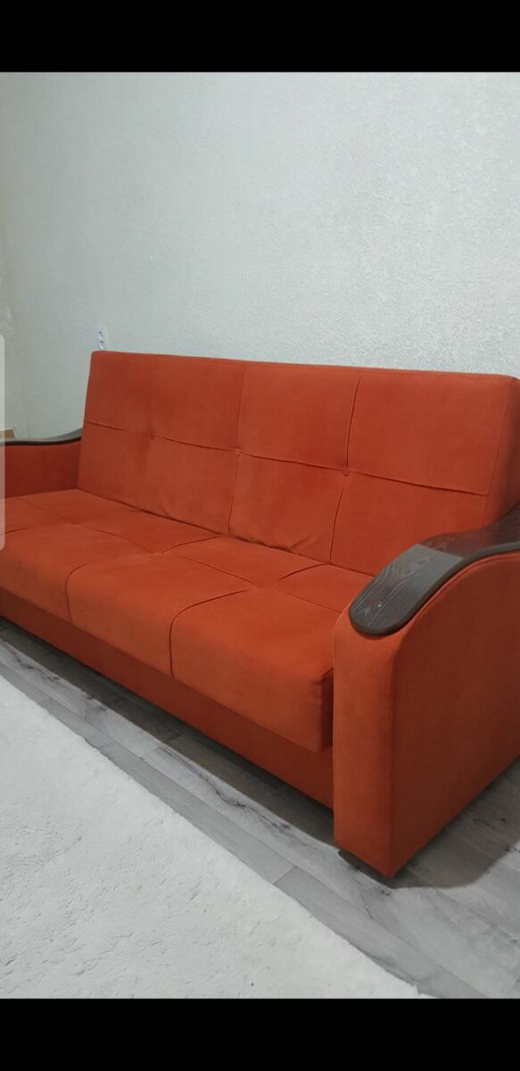 Диван оранжевый