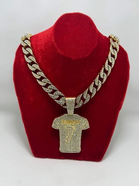 Collier doré avec pendentif