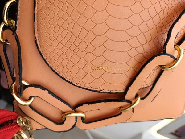 Sac à main en cuir texturé