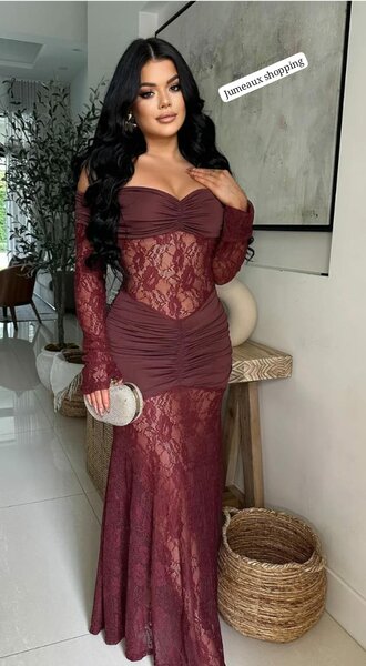 Robe en dentelle bordeaux glamour