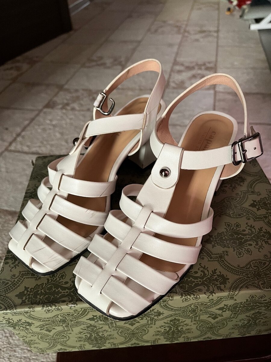 Белые туфли с удобным каблуком