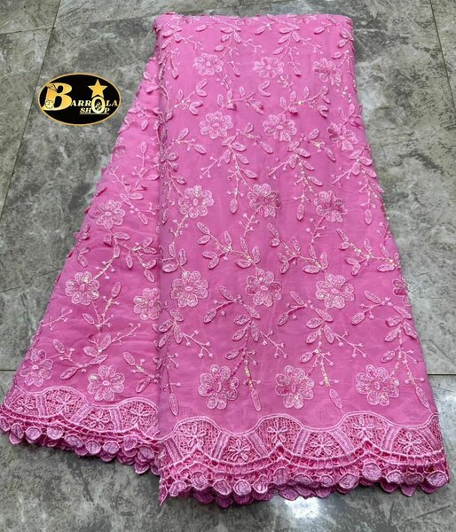 Tissu Dentelle Brodée Floral