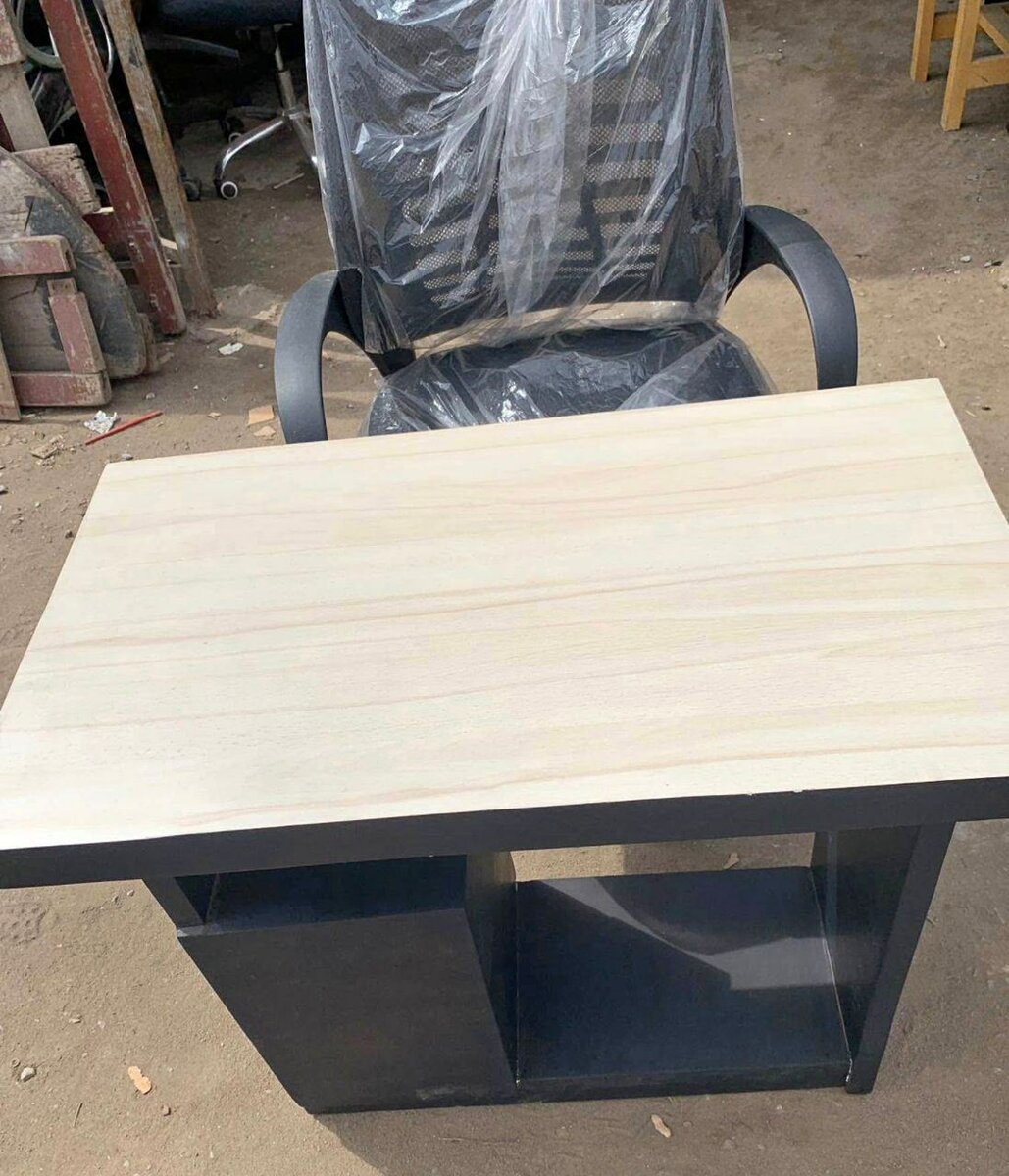 Bureau compact avec chaise pivotante