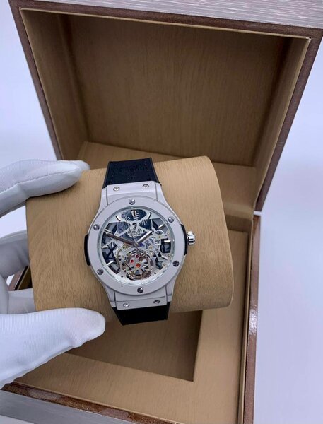 Montre squelette élégante luxe