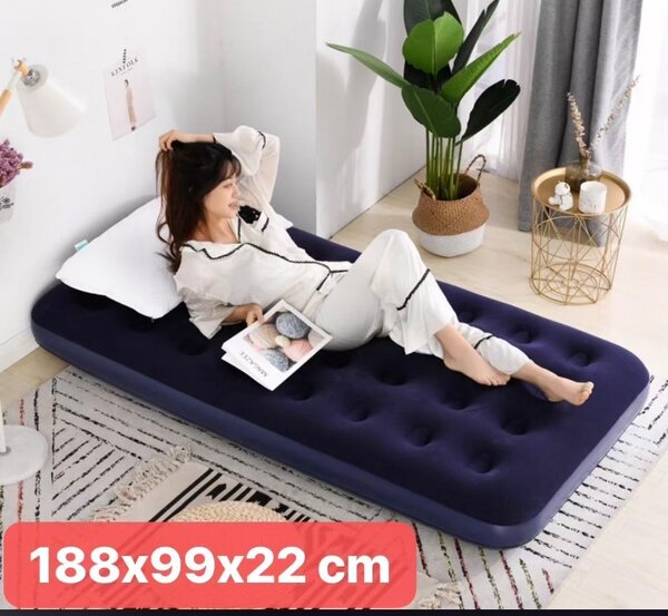 Air pump mattress with pump