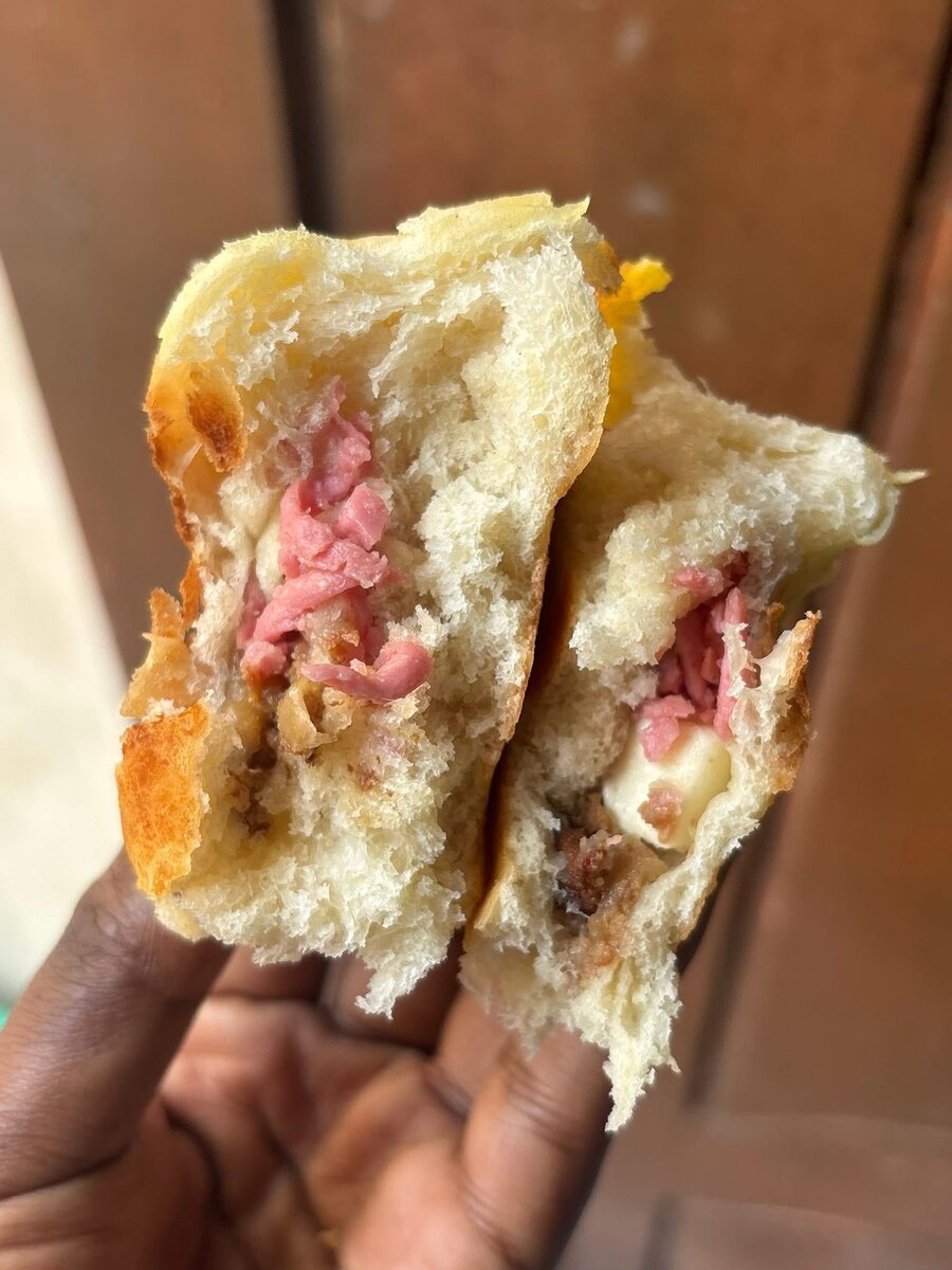 Pain fouré et yaourt