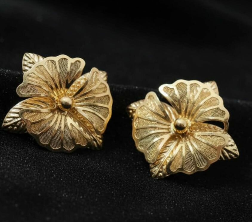 Boucles d'oreilles dorées florales