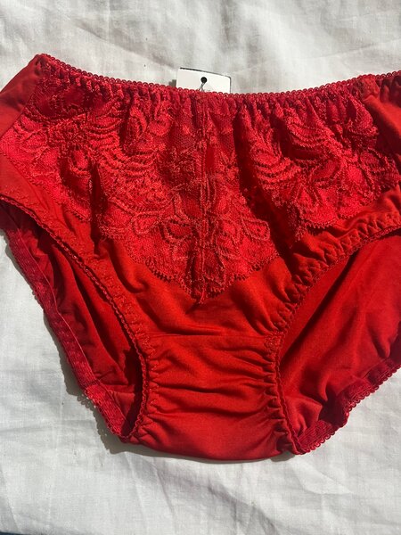 Culotte en dentelle rouge