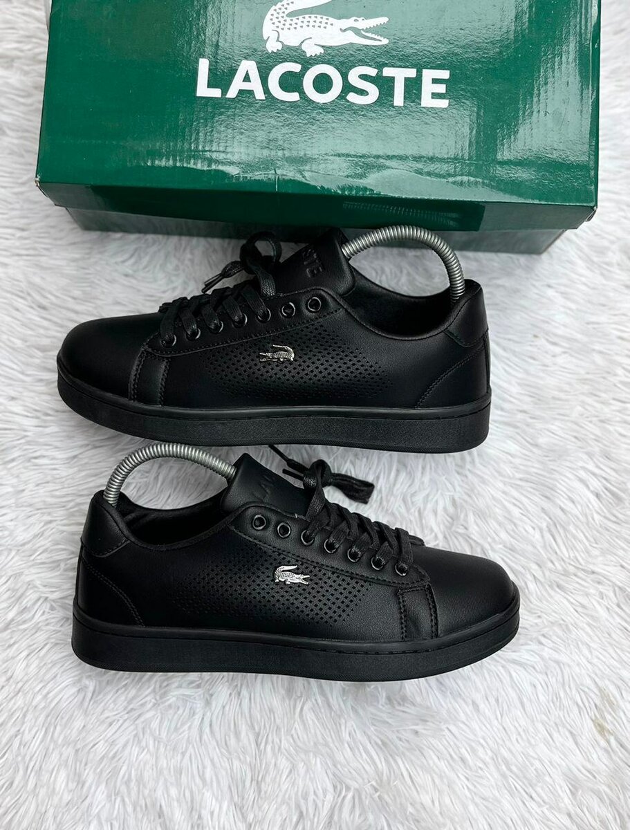 Chaussures sneakers noires Lacoste