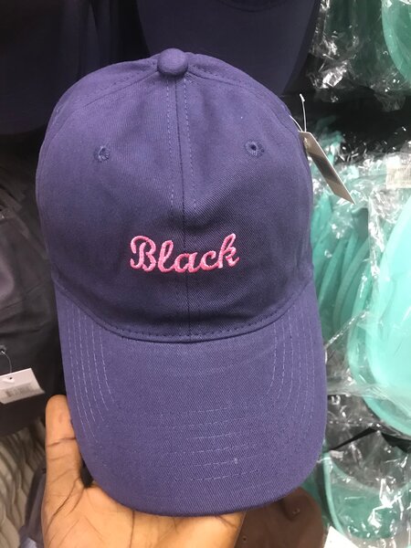 Casquettes en coton brodées