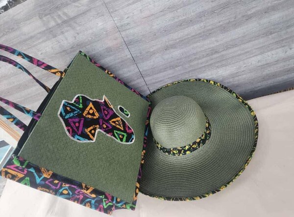 Chapeau et sac colorés