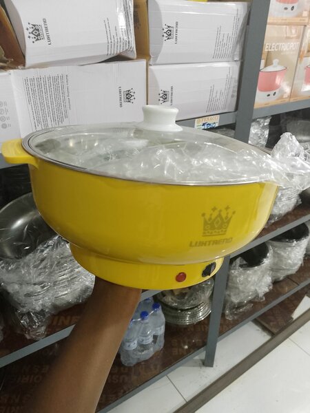 Cocotte électrique jaune avec couvercle en verre