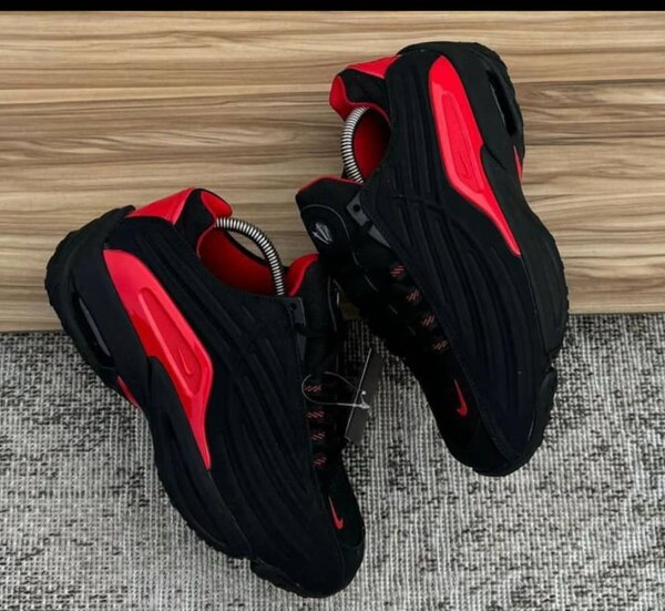 Sneakers noirs et rouges