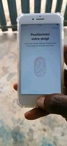 iPhone argent avec coque transparente