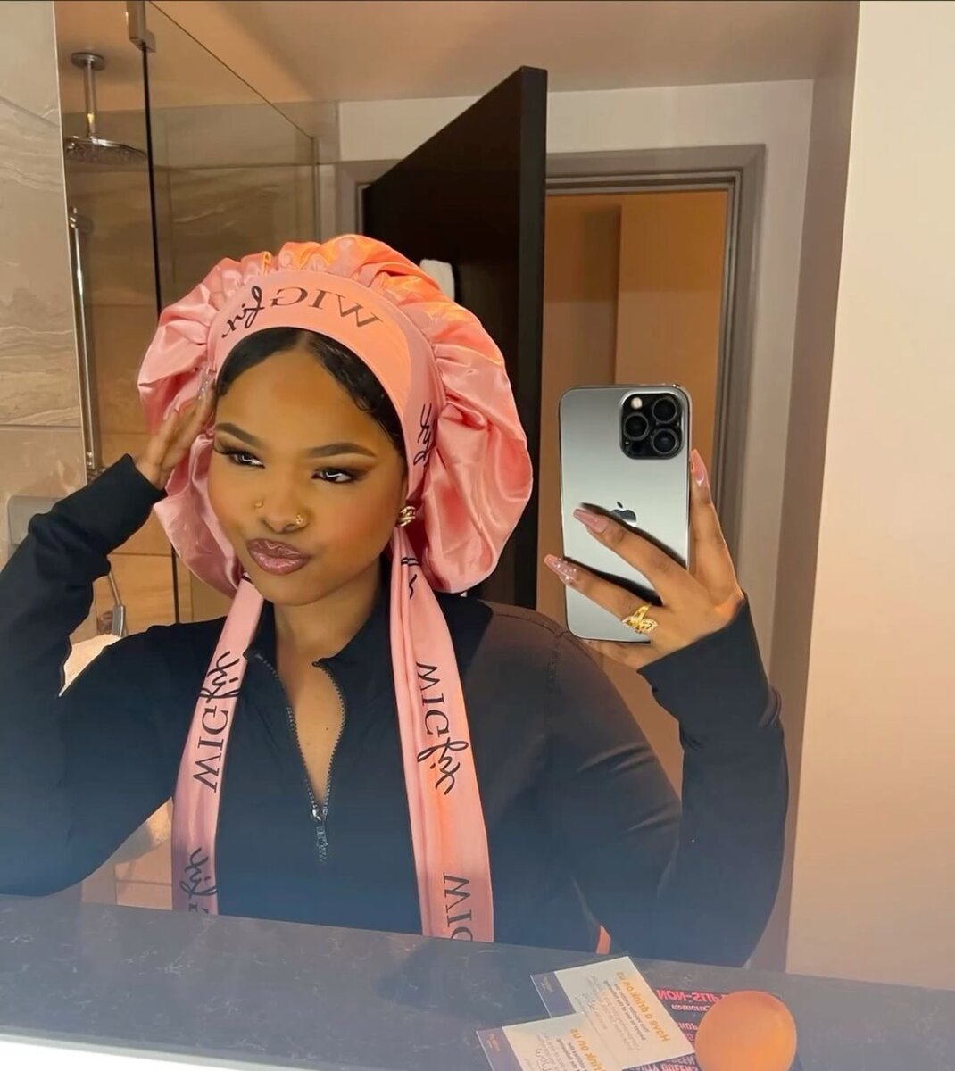 Bonnet en satin avec nœud