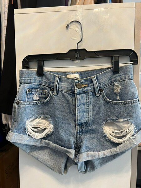 Shorts en jean déchiré tendance