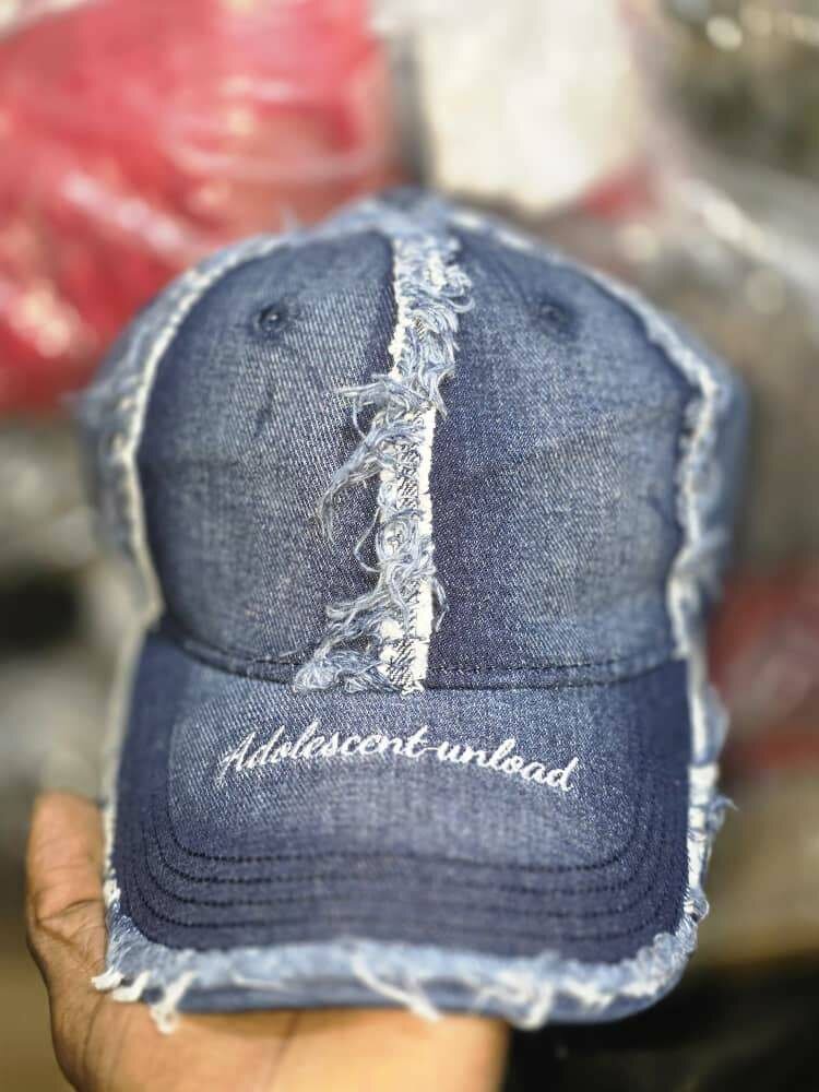 Casquette en denim déchirée