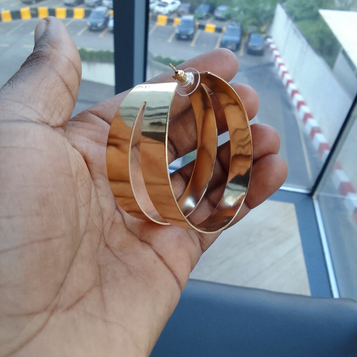 Boucles d'oreilles dorées élégantes