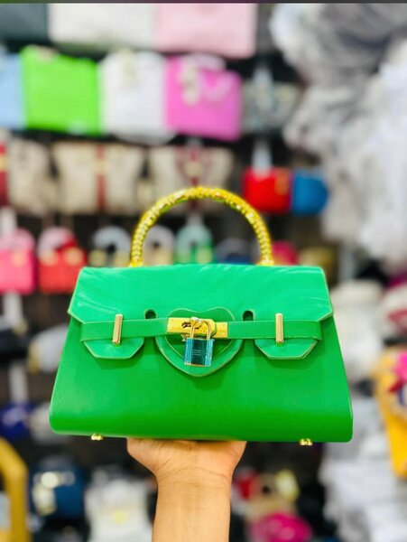 Sac élégant à poignée dorée