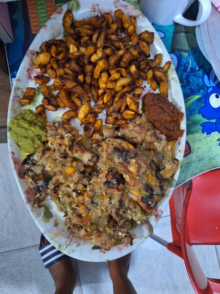 Alloco poulet braisé