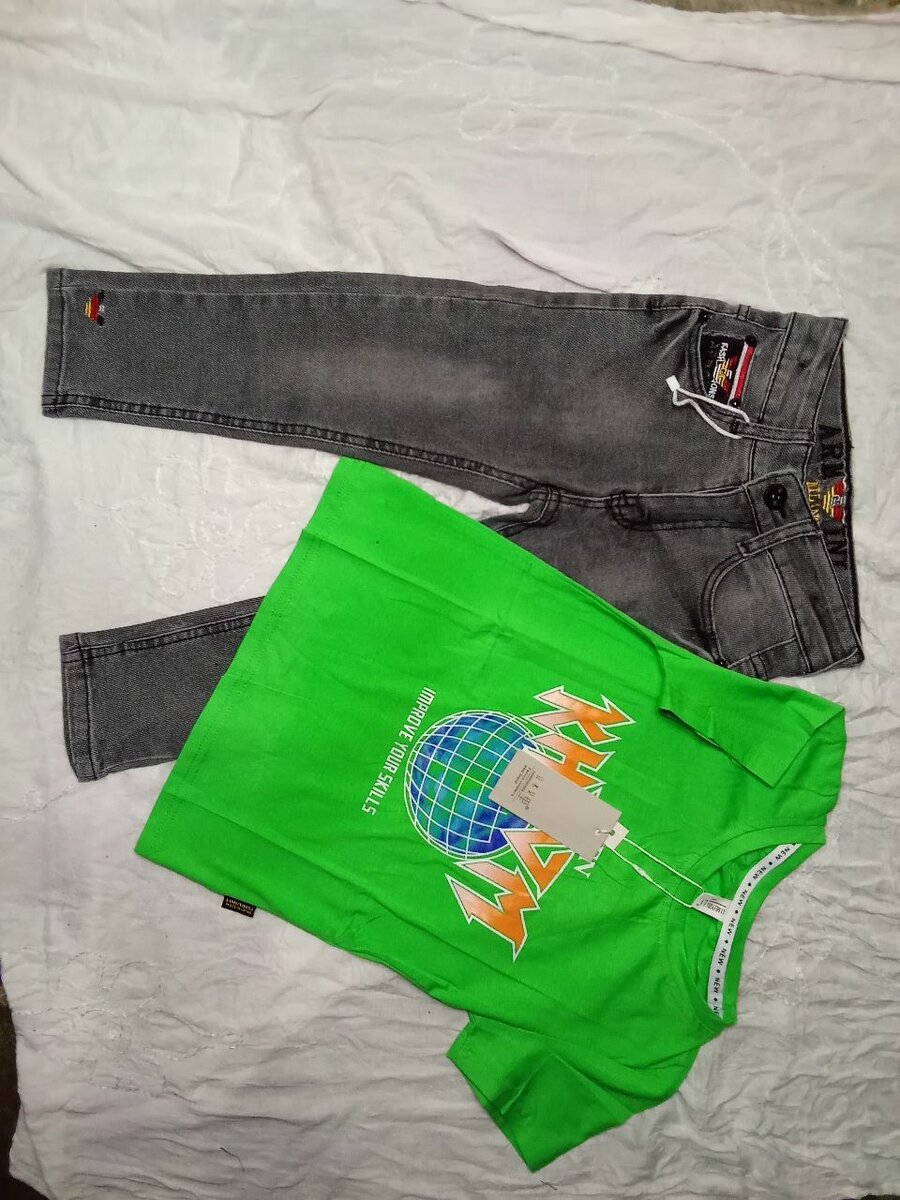 Ensemble T-shirt Vert et Jeans Gris