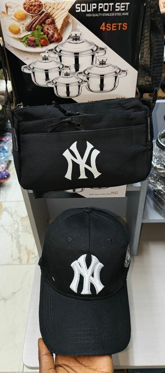 Casquette noire avec logo brodé