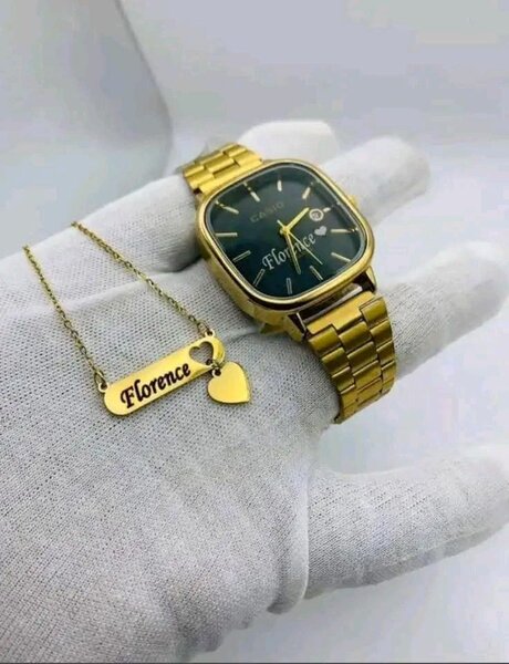 Montre-bracelet dorée élégante