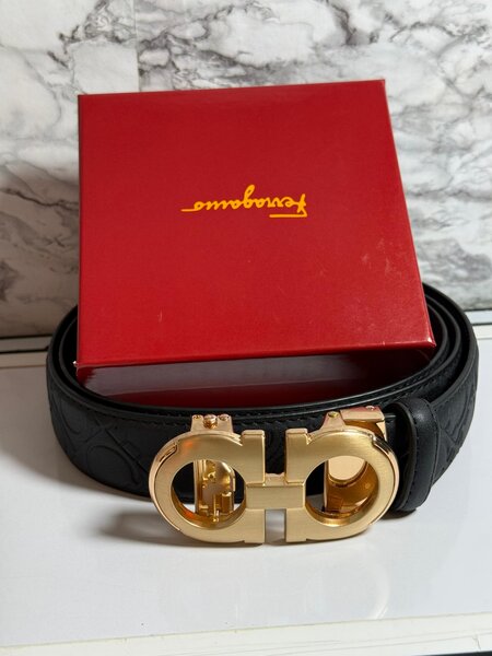 Ceinture avec boucle dorée