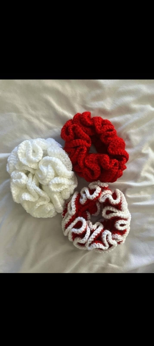 Chouchou crocheter en main