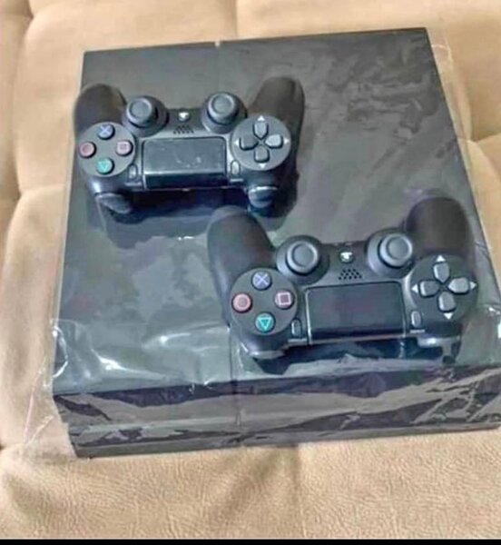Console de jeu avec 2 manettes