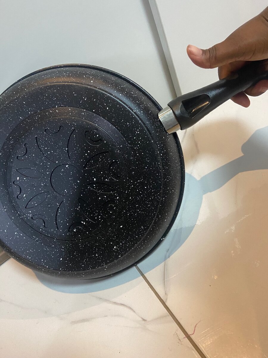 Non stick coated frying pan .