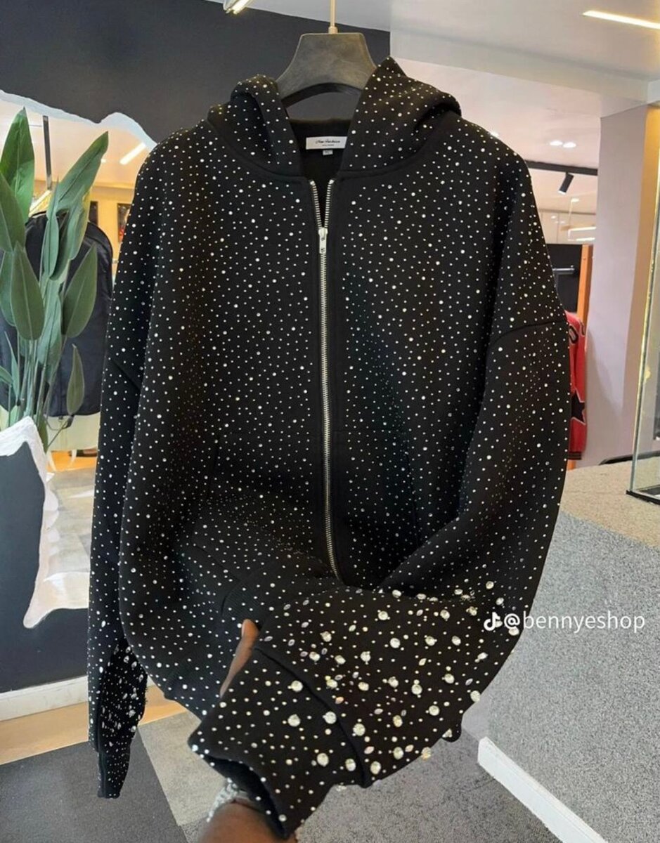 Veste à capuche noire à strass