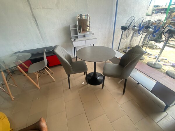 Table Ronde Moderne avec Chaises
