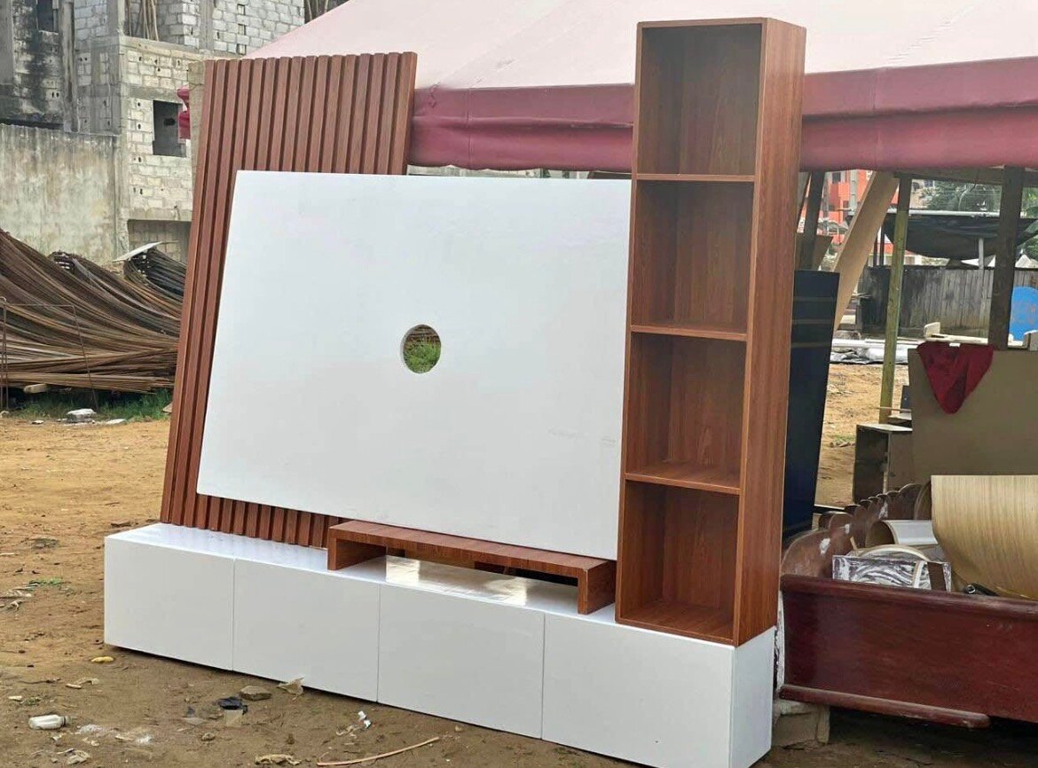 Meuble TV moderne avec étagères