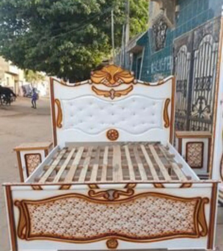 Lit en bois sculpté élégant