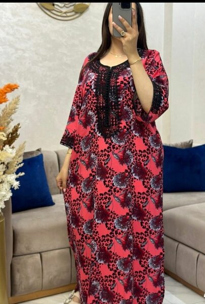 Caftan élégant rouge floral
