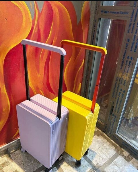 Valises compactes colorées