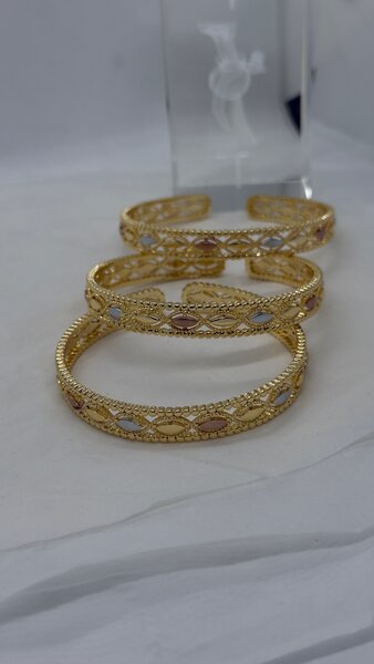 Bracelets dorés élégants